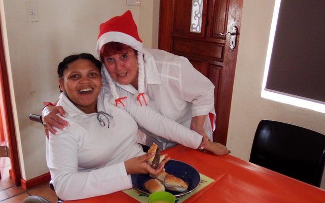 Marie Reid saam met nog â€˜n gelukige en laggende inwoner van Gansbaai Elim Huis